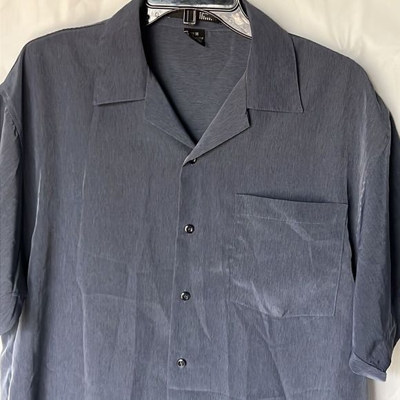 DKNY men’s blue short sleeve button down shirt size Medium - Picture 2 of 9
